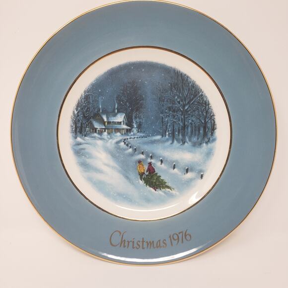 Avon 1976 22KGold Bringing Home The Tree Christmas Holiday Plate Enoch Wedgewood - Picture 2 of 9